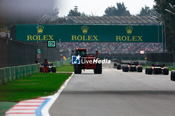 27/10/2024 - ALBON Alexander (tha), Williams Racing FW46, portrait crash, accident, during the Formula 1 Gran Premio de la Ciudad de Mexico 2024, 20th round of the 2024 Formula One World Championship from October 25 to 27, 2024 on the Autodromo Hermanos Rodriguez, in Mexico City, Mexico - F1 - MEXICO CITY GRAND PRIX 2024 - FORMULA 1 - MOTORI