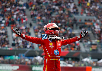 27/10/2024 - SAINZ Carlos (spa), Scuderia Ferrari SF-24, portrait celebration during the Formula 1 Gran Premio de la Ciudad de Mexico 2024, 20th round of the 2024 Formula One World Championship from October 25 to 27, 2024 on the Autodromo Hermanos Rodriguez, in Mexico City, Mexico - F1 - MEXICO CITY GRAND PRIX 2024 - FORMULA 1 - MOTORI