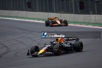 27/10/2024 - 01 VERSTAPPEN Max (nld), Red Bull Racing RB20, 04 NORRIS Lando (gbr), McLaren F1 Team MCL38, action during the Formula 1 Gran Premio de la Ciudad de Mexico 2024, 20th round of the 2024 Formula One World Championship from October 25 to 27, 2024 on the Autodromo Hermanos Rodriguez, in Mexico City, Mexico - F1 - MEXICO CITY GRAND PRIX 2024 - FORMULA 1 - MOTORI