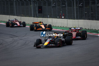 27/10/2024 - 01 VERSTAPPEN Max (nld), Red Bull Racing RB20, 55 SAINZ Carlos (spa), Scuderia Ferrari SF-24, 04 NORRIS Lando (gbr), McLaren F1 Team MCL38, action during the Formula 1 Gran Premio de la Ciudad de Mexico 2024, 20th round of the 2024 Formula One World Championship from October 25 to 27, 2024 on the Autodromo Hermanos Rodriguez, in Mexico City, Mexico - F1 - MEXICO CITY GRAND PRIX 2024 - FORMULA 1 - MOTORI