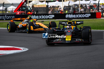 27/10/2024 - 01 VERSTAPPEN Max (nld), Red Bull Racing RB20, 04 NORRIS Lando (gbr), McLaren F1 Team MCL38, action during the Formula 1 Gran Premio de la Ciudad de Mexico 2024, 20th round of the 2024 Formula One World Championship from October 25 to 27, 2024 on the Autodromo Hermanos Rodriguez, in Mexico City, Mexico - F1 - MEXICO CITY GRAND PRIX 2024 - FORMULA 1 - MOTORI