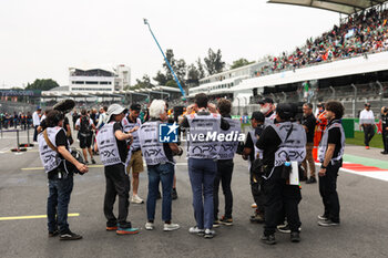 27/10/2024 - APX GP Team crew filming on the starting grid for the Apex F1 movie by Apple Studios / Bruckheimer Films during the Formula 1 Gran Premio de la Ciudad de Mexico 2024, 20th round of the 2024 Formula One World Championship from October 25 to 27, 2024 on the Autodromo Hermanos Rodriguez, in Mexico City, Mexico - F1 - MEXICO CITY GRAND PRIX 2024 - FORMULA 1 - MOTORI