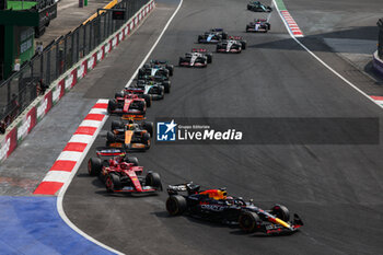 27/10/2024 - 01 VERSTAPPEN Max (nld), Red Bull Racing RB20, 55 SAINZ Carlos (spa), Scuderia Ferrari SF-24, 04 NORRIS Lando (gbr), McLaren F1 Team MCL38, action during the Formula 1 Gran Premio de la Ciudad de Mexico 2024, 20th round of the 2024 Formula One World Championship from October 25 to 27, 2024 on the Autodromo Hermanos Rodriguez, in Mexico City, Mexico - F1 - MEXICO CITY GRAND PRIX 2024 - FORMULA 1 - MOTORI