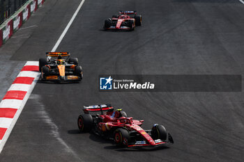 27/10/2024 - 55 SAINZ Carlos (spa), Scuderia Ferrari SF-24, 04 NORRIS Lando (gbr), McLaren F1 Team MCL38, action during the Formula 1 Gran Premio de la Ciudad de Mexico 2024, 20th round of the 2024 Formula One World Championship from October 25 to 27, 2024 on the Autodromo Hermanos Rodriguez, in Mexico City, Mexico - F1 - MEXICO CITY GRAND PRIX 2024 - FORMULA 1 - MOTORI