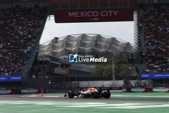 27/10/2024 - 01 VERSTAPPEN Max (nld), Red Bull Racing RB20, action during the Formula 1 Gran Premio de la Ciudad de Mexico 2024, 20th round of the 2024 Formula One World Championship from October 25 to 27, 2024 on the Autodromo Hermanos Rodriguez, in Mexico City, Mexico - F1 - MEXICO CITY GRAND PRIX 2024 - FORMULA 1 - MOTORI