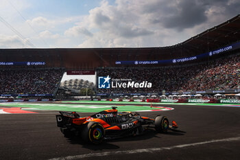 27/10/2024 - 81 PIASTRI Oscar (aus), McLaren F1 Team MCL38, action during the Formula 1 Gran Premio de la Ciudad de Mexico 2024, 20th round of the 2024 Formula One World Championship from October 25 to 27, 2024 on the Autodromo Hermanos Rodriguez, in Mexico City, Mexico - F1 - MEXICO CITY GRAND PRIX 2024 - FORMULA 1 - MOTORI