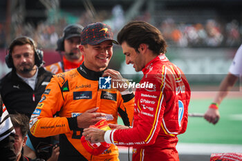 27/10/2024 - NORRIS Lando (gbr), McLaren F1 Team MCL38, SAINZ Carlos (spa), Scuderia Ferrari SF-24, portrait during the Formula 1 Gran Premio de la Ciudad de Mexico 2024, 20th round of the 2024 Formula One World Championship from October 25 to 27, 2024 on the Autodromo Hermanos Rodriguez, in Mexico City, Mexico - F1 - MEXICO CITY GRAND PRIX 2024 - FORMULA 1 - MOTORI