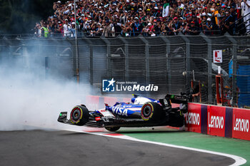 27/10/2024 - 22 TSUNODA Yuki (jap), Visa Cash App RB F1 Team VCARB 01, action crash, accident, with a TV cameraman filming, during the Formula 1 Gran Premio de la Ciudad de Mexico 2024, 20th round of the 2024 Formula One World Championship from October 25 to 27, 2024 on the Autodromo Hermanos Rodriguez, in Mexico City, Mexico - F1 - MEXICO CITY GRAND PRIX 2024 - FORMULA 1 - MOTORI