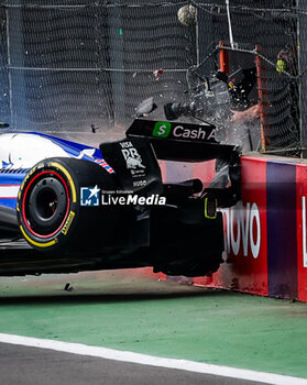 27/10/2024 - 22 TSUNODA Yuki (jap), Visa Cash App RB F1 Team VCARB 01, action crash, accident, with a TV cameraman filming, during the Formula 1 Gran Premio de la Ciudad de Mexico 2024, 20th round of the 2024 Formula One World Championship from October 25 to 27, 2024 on the Autodromo Hermanos Rodriguez, in Mexico City, Mexico - F1 - MEXICO CITY GRAND PRIX 2024 - FORMULA 1 - MOTORI