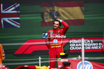 2024-10-28 - SAINZ Carlos (spa), Scuderia Ferrari SF-24, portrait celebrating his win on the podium during the Formula 1 Gran Premio de la Ciudad de Mexico 2024, 20th round of the 2024 Formula One World Championship from October 25 to 27, 2024 on the Autodromo Hermanos Rodriguez, in Mexico City, Mexico - F1 - MEXICO CITY GRAND PRIX 2024 - FORMULA 1 - MOTORS