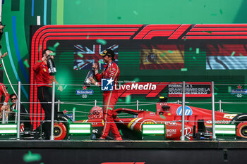 2024-10-28 - SAINZ Carlos (spa), Scuderia Ferrari SF-24, portrait podium celebration during the Formula 1 Gran Premio de la Ciudad de Mexico 2024, 20th round of the 2024 Formula One World Championship from October 25 to 27, 2024 on the Autodromo Hermanos Rodriguez, in Mexico City, Mexico - F1 - MEXICO CITY GRAND PRIX 2024 - FORMULA 1 - MOTORS