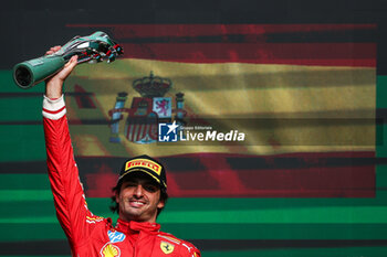 2024-10-28 - SAINZ Carlos (spa), Scuderia Ferrari SF-24, portrait podium celebration during the Formula 1 Gran Premio de la Ciudad de Mexico 2024, 20th round of the 2024 Formula One World Championship from October 25 to 27, 2024 on the Autodromo Hermanos Rodriguez, in Mexico City, Mexico - F1 - MEXICO CITY GRAND PRIX 2024 - FORMULA 1 - MOTORS