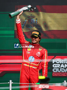 2024-10-28 - SAINZ Carlos (spa), Scuderia Ferrari SF-24, portrait podium celebration during the Formula 1 Gran Premio de la Ciudad de Mexico 2024, 20th round of the 2024 Formula One World Championship from October 25 to 27, 2024 on the Autodromo Hermanos Rodriguez, in Mexico City, Mexico - F1 - MEXICO CITY GRAND PRIX 2024 - FORMULA 1 - MOTORS