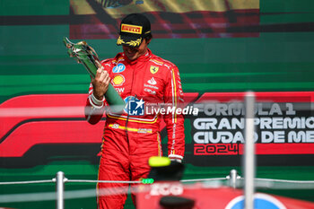 2024-10-28 - SAINZ Carlos (spa), Scuderia Ferrari SF-24, portrait podium celebration during the Formula 1 Gran Premio de la Ciudad de Mexico 2024, 20th round of the 2024 Formula One World Championship from October 25 to 27, 2024 on the Autodromo Hermanos Rodriguez, in Mexico City, Mexico - F1 - MEXICO CITY GRAND PRIX 2024 - FORMULA 1 - MOTORS