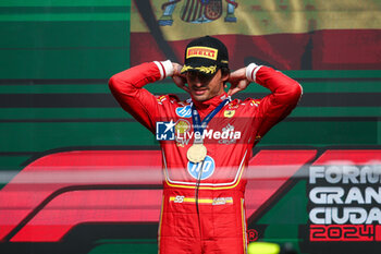 2024-10-28 - SAINZ Carlos (spa), Scuderia Ferrari SF-24, portrait podium celebration during the Formula 1 Gran Premio de la Ciudad de Mexico 2024, 20th round of the 2024 Formula One World Championship from October 25 to 27, 2024 on the Autodromo Hermanos Rodriguez, in Mexico City, Mexico - F1 - MEXICO CITY GRAND PRIX 2024 - FORMULA 1 - MOTORS