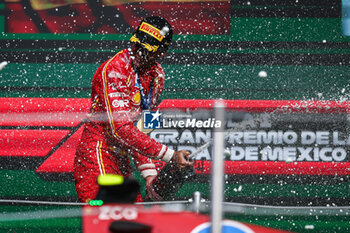 2024-10-28 - SAINZ Carlos (spa), Scuderia Ferrari SF-24, portrait podium celebration during the Formula 1 Gran Premio de la Ciudad de Mexico 2024, 20th round of the 2024 Formula One World Championship from October 25 to 27, 2024 on the Autodromo Hermanos Rodriguez, in Mexico City, Mexico - F1 - MEXICO CITY GRAND PRIX 2024 - FORMULA 1 - MOTORS