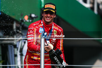 2024-10-28 - SAINZ Carlos (spa), Scuderia Ferrari SF-24, portrait podium celebration during the Formula 1 Gran Premio de la Ciudad de Mexico 2024, 20th round of the 2024 Formula One World Championship from October 25 to 27, 2024 on the Autodromo Hermanos Rodriguez, in Mexico City, Mexico - F1 - MEXICO CITY GRAND PRIX 2024 - FORMULA 1 - MOTORS