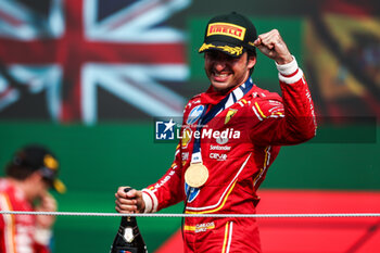 2024-10-28 - SAINZ Carlos (spa), Scuderia Ferrari SF-24, portrait podium celebration during the Formula 1 Gran Premio de la Ciudad de Mexico 2024, 20th round of the 2024 Formula One World Championship from October 25 to 27, 2024 on the Autodromo Hermanos Rodriguez, in Mexico City, Mexico - F1 - MEXICO CITY GRAND PRIX 2024 - FORMULA 1 - MOTORS