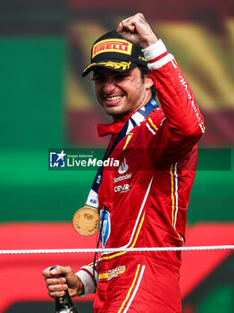 2024-10-28 - SAINZ Carlos (spa), Scuderia Ferrari SF-24, portrait podium celebration during the Formula 1 Gran Premio de la Ciudad de Mexico 2024, 20th round of the 2024 Formula One World Championship from October 25 to 27, 2024 on the Autodromo Hermanos Rodriguez, in Mexico City, Mexico - F1 - MEXICO CITY GRAND PRIX 2024 - FORMULA 1 - MOTORS