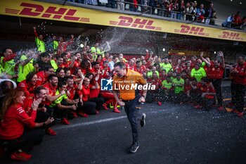 2024-10-28 - BROWN Zak (usa), CEO of of McLaren Racing, portrait Scuderia Ferrari win celebration, SAINZ Carlos (spa), Scuderia Ferrari SF-24, portrait during the Formula 1 Gran Premio de la Ciudad de Mexico 2024, 20th round of the 2024 Formula One World Championship from October 25 to 27, 2024 on the Autodromo Hermanos Rodriguez, in Mexico City, Mexico - F1 - MEXICO CITY GRAND PRIX 2024 - FORMULA 1 - MOTORS