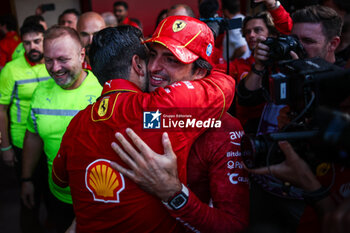 2024-10-28 - SAINZ Carlos (spa), Scuderia Ferrari SF-24, portrait team celebration during the Formula 1 Gran Premio de la Ciudad de Mexico 2024, 20th round of the 2024 Formula One World Championship from October 25 to 27, 2024 on the Autodromo Hermanos Rodriguez, in Mexico City, Mexico - F1 - MEXICO CITY GRAND PRIX 2024 - FORMULA 1 - MOTORS