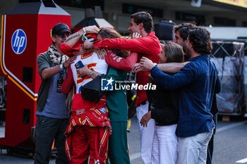 2024-10-28 - SAINZ Carlos (spa), Scuderia Ferrari SF-24, portrait team celebration during the Formula 1 Gran Premio de la Ciudad de Mexico 2024, 20th round of the 2024 Formula One World Championship from October 25 to 27, 2024 on the Autodromo Hermanos Rodriguez, in Mexico City, Mexico - F1 - MEXICO CITY GRAND PRIX 2024 - FORMULA 1 - MOTORS