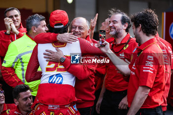 2024-10-28 - VASSEUR Frédéric (fra), Team Principal & General Manager of the Scuderia Ferrari, portrait and SAINZ Carlos (spa), Scuderia Ferrari SF-24, portrait team celebration during the Formula 1 Gran Premio de la Ciudad de Mexico 2024, 20th round of the 2024 Formula One World Championship from October 25 to 27, 2024 on the Autodromo Hermanos Rodriguez, in Mexico City, Mexico - F1 - MEXICO CITY GRAND PRIX 2024 - FORMULA 1 - MOTORS