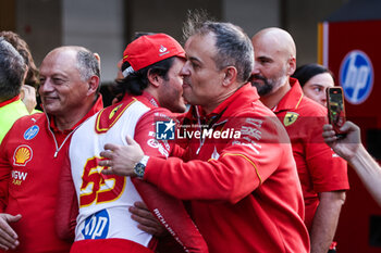 2024-10-28 - SAINZ Carlos (spa), Scuderia Ferrari SF-24, portrait team celebration during the Formula 1 Gran Premio de la Ciudad de Mexico 2024, 20th round of the 2024 Formula One World Championship from October 25 to 27, 2024 on the Autodromo Hermanos Rodriguez, in Mexico City, Mexico - F1 - MEXICO CITY GRAND PRIX 2024 - FORMULA 1 - MOTORS