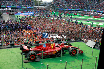 2024-10-28 - SAINZ Carlos (spa), Scuderia Ferrari SF-24, portrait celebration during the Formula 1 Gran Premio de la Ciudad de Mexico 2024, 20th round of the 2024 Formula One World Championship from October 25 to 27, 2024 on the Autodromo Hermanos Rodriguez, in Mexico City, Mexico - F1 - MEXICO CITY GRAND PRIX 2024 - FORMULA 1 - MOTORS