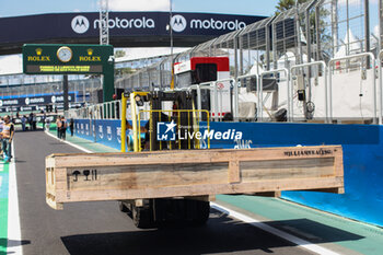 31/10/2024 - Williams Racing team member transport box during the Formula 1 Grande Premio de Sao Paulo 2024, 21th round of the 2024 Formula One World Championship from November 1 to 3, 2024 on the Interlagos Circuit, in Sao Paulo, Brazil - F1 - SAO PAULO GRAND PRIX 2024 - FORMULA 1 - MOTORI