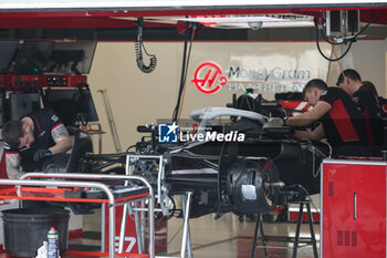 31/10/2024 - Haas F1 Team mechanic, mecanicien, mechanics during the Formula 1 Grande Premio de Sao Paulo 2024, 21th round of the 2024 Formula One World Championship from November 1 to 3, 2024 on the Interlagos Circuit, in Sao Paulo, Brazil - F1 - SAO PAULO GRAND PRIX 2024 - FORMULA 1 - MOTORI