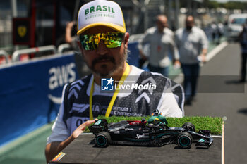 31/10/2024 - 44 HAMILTON Lewis (gbr), Mercedes AMG F1 Team W15, action marshall, commissaire de piste, marshal, marshalls, marshals during the Formula 1 Grande Premio de Sao Paulo 2024, 21th round of the 2024 Formula One World Championship from November 1 to 3, 2024 on the Interlagos Circuit, in Sao Paulo, Brazil - F1 - SAO PAULO GRAND PRIX 2024 - FORMULA 1 - MOTORI