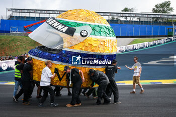 31/10/2024 - All drivers paying tribute to Ayrton Senna, with Sebastian Vettel, during the Formula 1 Grande Premio de Sao Paulo 2024, 21th round of the 2024 Formula One World Championship from November 1 to 3, 2024 on the Interlagos Circuit, in Sao Paulo, Brazil - F1 - SAO PAULO GRAND PRIX 2024 - FORMULA 1 - MOTORI