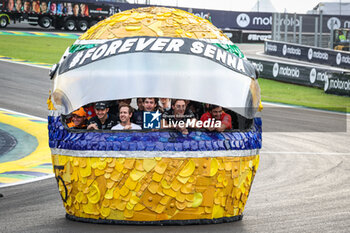 31/10/2024 - All drivers paying tribute to Ayrton Senna, with Sebastian Vettel, during the Formula 1 Grande Premio de Sao Paulo 2024, 21th round of the 2024 Formula One World Championship from November 1 to 3, 2024 on the Interlagos Circuit, in Sao Paulo, Brazil - F1 - SAO PAULO GRAND PRIX 2024 - FORMULA 1 - MOTORI