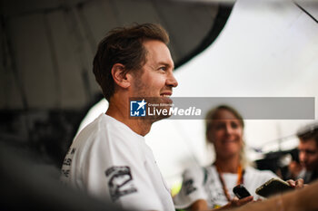 31/10/2024 - Sebastian Vettel at Senna Tribute with gigant replica Senna helmet, casque, created by local artists working with Sebastian Vettel and Senna Foundation during the Formula 1 Grande Premio de Sao Paulo 2024, 21th round of the 2024 Formula One World Championship from November 1 to 3, 2024 on the Interlagos Circuit, in Sao Paulo, Brazil - F1 - SAO PAULO GRAND PRIX 2024 - FORMULA 1 - MOTORI