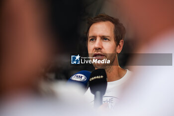 31/10/2024 - Sebastian Vettel at Senna Tribute with gigant replica Senna helmet, casque, created by local artists working with Sebastian Vettel and Senna Foundation during the Formula 1 Grande Premio de Sao Paulo 2024, 21th round of the 2024 Formula One World Championship from November 1 to 3, 2024 on the Interlagos Circuit, in Sao Paulo, Brazil - F1 - SAO PAULO GRAND PRIX 2024 - FORMULA 1 - MOTORI