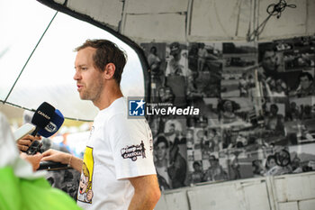 31/10/2024 - Sebastian Vettel at Senna Tribute with gigant replica Senna helmet, casque, created by local artists working with Sebastian Vettel and Senna Foundation during the Formula 1 Grande Premio de Sao Paulo 2024, 21th round of the 2024 Formula One World Championship from November 1 to 3, 2024 on the Interlagos Circuit, in Sao Paulo, Brazil - F1 - SAO PAULO GRAND PRIX 2024 - FORMULA 1 - MOTORI