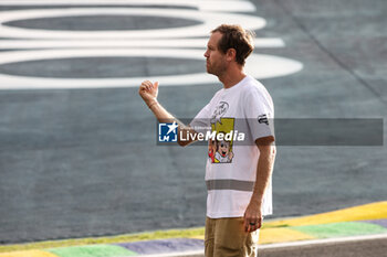 31/10/2024 - Sebastian Vettel portrait at Senna Tribute with gigant replica Senna helmet, casque, created by local artists working with Sebastian Vettel and Senna Foundation during the Formula 1 Grande Premio de Sao Paulo 2024, 21th round of the 2024 Formula One World Championship from November 1 to 3, 2024 on the Interlagos Circuit, in Sao Paulo, Brazil - F1 - SAO PAULO GRAND PRIX 2024 - FORMULA 1 - MOTORI