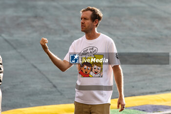 31/10/2024 - Sebastian Vettel portrait at Senna Tribute with gigant replica Senna helmet, casque, created by local artists working with Sebastian Vettel and Senna Foundation during the Formula 1 Grande Premio de Sao Paulo 2024, 21th round of the 2024 Formula One World Championship from November 1 to 3, 2024 on the Interlagos Circuit, in Sao Paulo, Brazil - F1 - SAO PAULO GRAND PRIX 2024 - FORMULA 1 - MOTORI