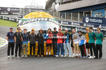 31/10/2024 - HAMILTON Lewis (gbr), Mercedes AMG F1 Team W15, portrait COLAPINTO Franco (arg), Williams Racing FW46, portrait ALBON Alexander (tha), Williams Racing FW46, portrait RUSSELL George (gbr), Mercedes AMG F1 Team W15, portrait NORRIS Lando (gbr), McLaren F1 Team MCL38, portrait SAINZ Carlos (spa), Scuderia Ferrari SF-24, portrait OCON Esteban (fra), Alpine F1 Team A524, portrait LECLERC Charles (mco), Scuderia Ferrari SF-24, portrait GASLY Pierre (fra), Alpine F1 Team A524, portrait BOTTAS Valtteri (fin), Stake F1 Team Kick Sauber C44, portrait ZHOU Guanyu (chi), Stake F1 Team Kick Sauber C44, portrait TSUNODA Yuki (jap), Visa Cash App RB F1 Team VCARB 01, portrait PIASTRI Oscar (aus), McLaren F1 Team MCL38, portrait STROLL Lance (can), Aston Martin F1 Team AMR24, portrait DRUGOVICH Felipe (bra), Aston Martin F1 Team AMR24, portrait at Senna Tribute with gigant replica Senna helmet, casque, created by local artists working with Sebastian Vettel and Senna Foundation during the Formula 1 Gra - F1 - SAO PAULO GRAND PRIX 2024 - FORMULA 1 - MOTORI