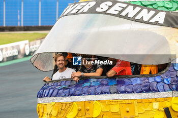 31/10/2024 - RUSSELL George (gbr), Mercedes AMG F1 Team W15, portrait SAINZ Carlos (spa), Scuderia Ferrari SF-24, portrait at Senna Tribute with gigant replica Senna helmet, casque, created by local artists working with Sebastian Vettel and Senna Foundation during the Formula 1 Grande Premio de Sao Paulo 2024, 21th round of the 2024 Formula One World Championship from November 1 to 3, 2024 on the Interlagos Circuit, in Sao Paulo, Brazil - F1 - SAO PAULO GRAND PRIX 2024 - FORMULA 1 - MOTORI