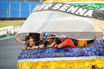 31/10/2024 - RUSSELL George (gbr), Mercedes AMG F1 Team W15, portrait SAINZ Carlos (spa), Scuderia Ferrari SF-24, portrait COLAPINTO Franco (arg), Williams Racing FW46, portrait OCON Esteban (fra), Alpine F1 Team A524, portrait at Senna Tribute with gigant replica Senna helmet, casque, created by local artists working with Sebastian Vettel and Senna Foundation during the Formula 1 Grande Premio de Sao Paulo 2024, 21th round of the 2024 Formula One World Championship from November 1 to 3, 2024 on the Interlagos Circuit, in Sao Paulo, Brazil - F1 - SAO PAULO GRAND PRIX 2024 - FORMULA 1 - MOTORI