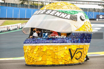 31/10/2024 - HAMILTON Lewis (gbr), Mercedes AMG F1 Team W15, portrait COLAPINTO Franco (arg), Williams Racing FW46, portrait ALBON Alexander (tha), Williams Racing FW46, portrait RUSSELL George (gbr), Mercedes AMG F1 Team W15, portrait NORRIS Lando (gbr), McLaren F1 Team MCL38, portrait SAINZ Carlos (spa), Scuderia Ferrari SF-24, portrait OCON Esteban (fra), Alpine F1 Team A524, portrait LECLERC Charles (mco), Scuderia Ferrari SF-24, portrait GASLY Pierre (fra), Alpine F1 Team A524, portrait BOTTAS Valtteri (fin), Stake F1 Team Kick Sauber C44, portrait ZHOU Guanyu (chi), Stake F1 Team Kick Sauber C44, portrait TSUNODA Yuki (jap), Visa Cash App RB F1 Team VCARB 01, portrait PIASTRI Oscar (aus), McLaren F1 Team MCL38, portrait STROLL Lance (can), Aston Martin F1 Team AMR24, portrait DRUGOVICH Felipe (bra), Aston Martin F1 Team AMR24, portrait at Senna Tribute with gigant replica Senna helmet, casque, created by local artists working with Sebastian Vettel and Senna Foundation during the Formula 1 Gra - F1 - SAO PAULO GRAND PRIX 2024 - FORMULA 1 - MOTORI