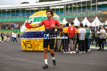 31/10/2024 - SAINZ Carlos (spa), Scuderia Ferrari SF-24, portrait at Senna Tribute with gigant replica Senna helmet, casque, created by local artists working with Sebastian Vettel and Senna Foundation during the Formula 1 Grande Premio de Sao Paulo 2024, 21th round of the 2024 Formula One World Championship from November 1 to 3, 2024 on the Interlagos Circuit, in Sao Paulo, Brazil - F1 - SAO PAULO GRAND PRIX 2024 - FORMULA 1 - MOTORI