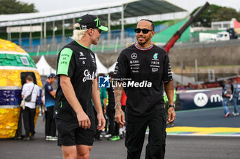 31/10/2024 - BOTTAS Valtteri (fin), Stake F1 Team Kick Sauber C44, portrait HAMILTON Lewis (gbr), Mercedes AMG F1 Team W15, portrait at Senna Tribute with gigant replica Senna helmet, casque, created by local artists working with Sebastian Vettel and Senna Foundation during the Formula 1 Grande Premio de Sao Paulo 2024, 21th round of the 2024 Formula One World Championship from November 1 to 3, 2024 on the Interlagos Circuit, in Sao Paulo, Brazil - F1 - SAO PAULO GRAND PRIX 2024 - FORMULA 1 - MOTORI