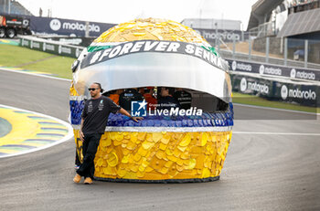 31/10/2024 - HAMILTON Lewis (gbr), Mercedes AMG F1 Team W15, portrait at Senna Tribute with gigant replica Senna helmet, casque, created by local artists working with Sebastian Vettel and Senna Foundation during the Formula 1 Grande Premio de Sao Paulo 2024, 21th round of the 2024 Formula One World Championship from November 1 to 3, 2024 on the Interlagos Circuit, in Sao Paulo, Brazil - F1 - SAO PAULO GRAND PRIX 2024 - FORMULA 1 - MOTORI