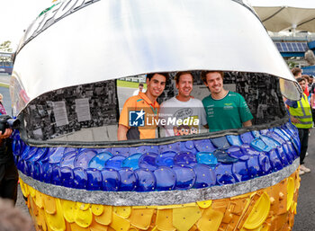 31/10/2024 - Gabriele Bortoletto, DRUGOVICH Felipe (bra), Aston Martin F1 Team AMR24, portrait, Sebastian Vettel, at Senna Tribute with gigant replica Senna helmet, casque, created by local artists working with Sebastian Vettel and Senna Foundation during the Formula 1 Grande Premio de Sao Paulo 2024, 21th round of the 2024 Formula One World Championship from November 1 to 3, 2024 on the Interlagos Circuit, in Sao Paulo, Brazil - F1 - SAO PAULO GRAND PRIX 2024 - FORMULA 1 - MOTORI