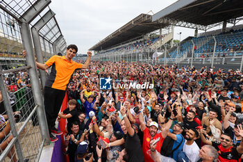 2024-11-03 - crowd and supporters under the podium after the race of Formula 1 Lenovo Grande Premio de Sao Paulo 2024, scheduled to take place at Interlagos Circuit, San Paolo, Brasil, BRA  Nov 1st-3rd, 2024 - FORMULA 1 LENOVO GRANDE PREMIO DE SAO PAULO 2024 - RACE - FORMULA 1 - MOTORS