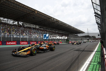 02/11/2024 - 81 PIASTRI Oscar (aus), McLaren F1 Team MCL38, 04 NORRIS Lando (gbr), McLaren F1 Team MCL38, action, start of the race, depart, during the Formula 1 Grande Premio de Sao Paulo 2024, 21th round of the 2024 Formula One World Championship from November 1 to 3, 2024 on the Interlagos Circuit, in Sao Paulo, Brazil - F1 - SAO PAULO GRAND PRIX 2024 - FORMULA 1 - MOTORI