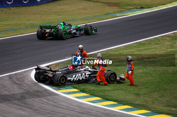 02/11/2024 - HULKENBERG Nico (ger), Haas F1 Team VF-24 Ferrari, being used by Marshalls during the Formula 1 Grande Premio de Sao Paulo 2024, 21th round of the 2024 Formula One World Championship from November 1 to 3, 2024 on the Interlagos Circuit, in Sao Paulo, Brazil - F1 - SAO PAULO GRAND PRIX 2024 - FORMULA 1 - MOTORI